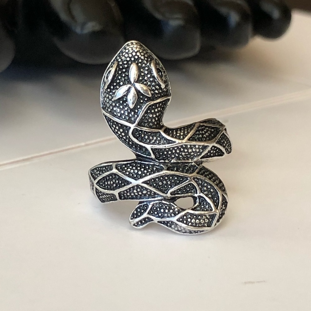 Silver Cobra Snake Ring đ
